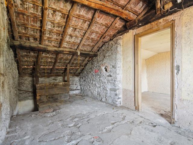 House for refurbishment with 5 rooms on sale in Mezzovico 130 m² | dreamo. Ch