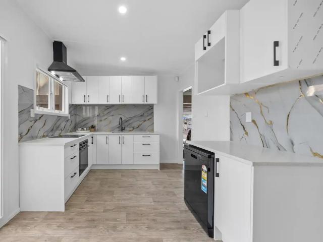 House for Rent 4 bedroom home with dual living & 2 kitchens in Papatoetoe!