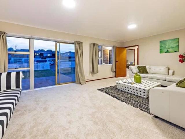 House for Rent 3 bedroom home with parking for 5 6 cars for rent in Papatoetoe!