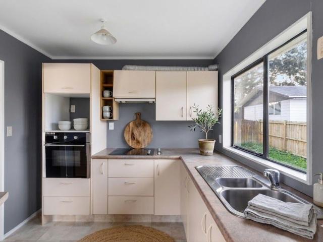 House for Rent 3 bedroom home in Clendon Park!