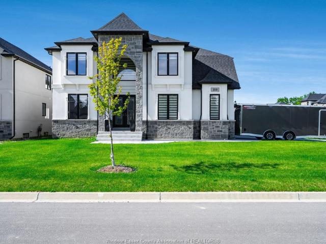 house for rent in 210 Cowan Court Amherstburg, Ontario