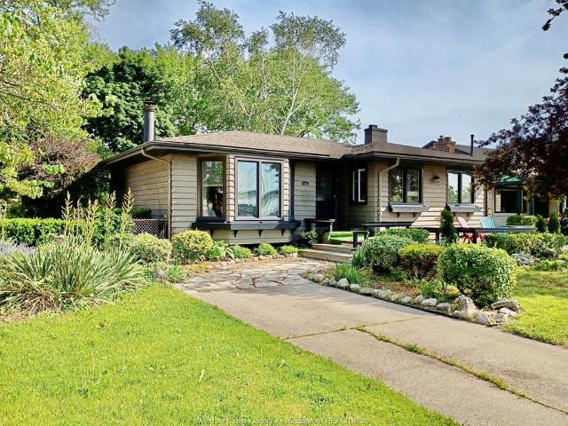 house for rent in 2437 Riverside Drive Windsor, Ontario