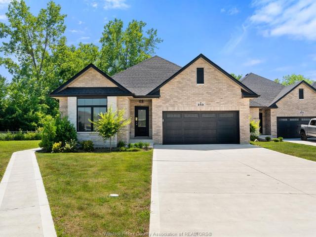house for rent in 253 Livingstone Crescent Amherstburg, Ontario