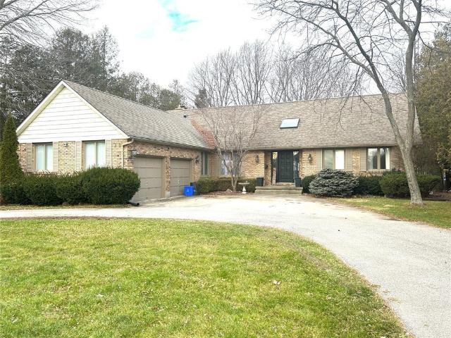 house for rent in 3538 Queen Street Plympton Wyoming, Ontario