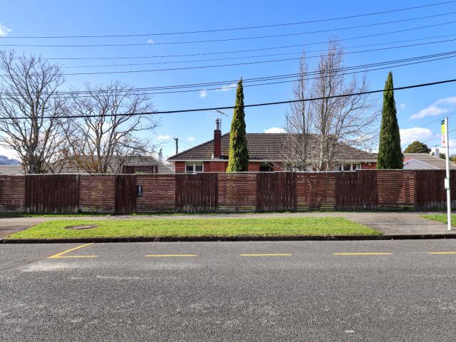 house in 1 Field Street, Silverstream, Upper Hutt