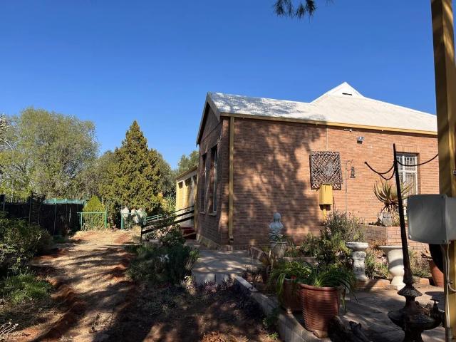 House in Beaconsfield For Sale