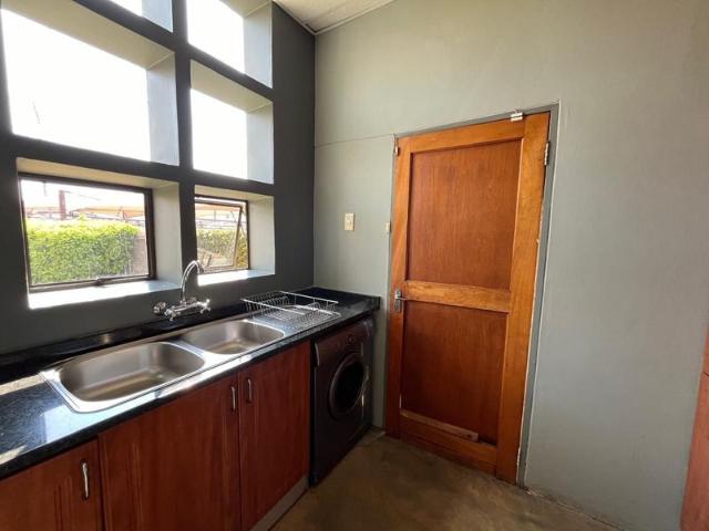 House in Roylglen Gardens For Sale