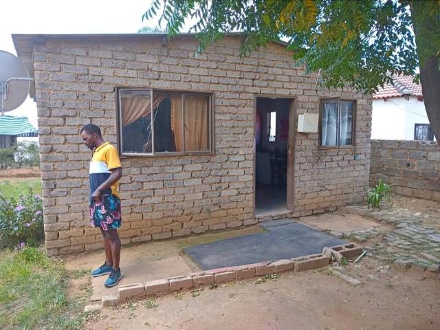 House in snake park soweto with 3 bedrooms and wall around. Cash buyers only