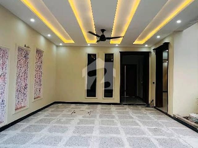 House Of 10 Marla Available For sale In Park View Block B