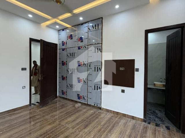 House Of 10 Marla In Central Park Housing Scheme For rent