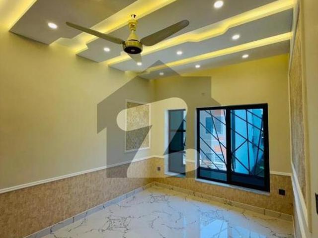 House Of 3200 Square Feet For sale In G 15/1