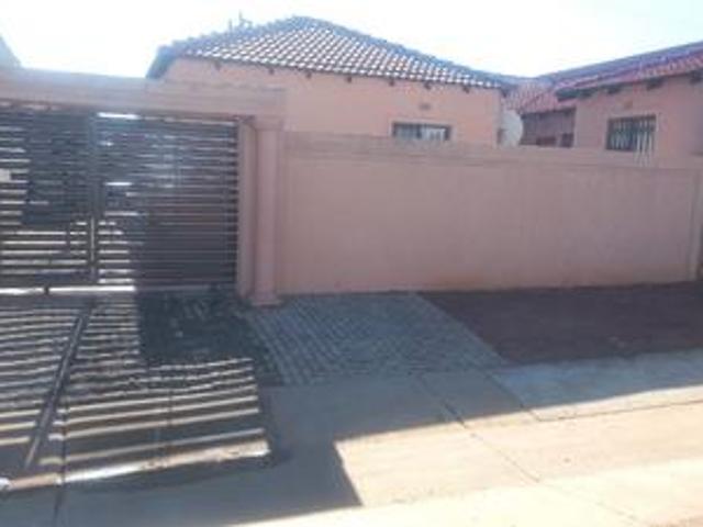 house on the market in savanna city ext 4