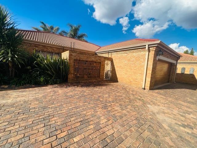 House Raceview Gauteng LS67606415