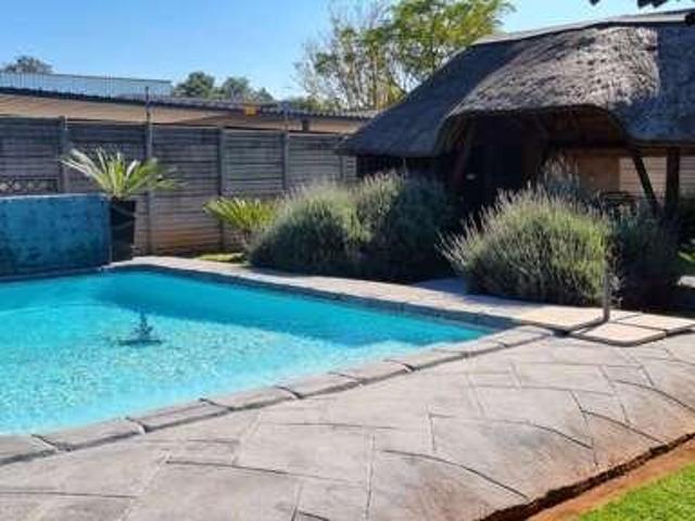 House Rhodesfield Gauteng LS67606481