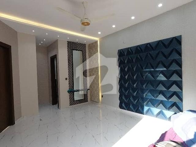 House Sized 3200 Square Feet Available In G 9/4