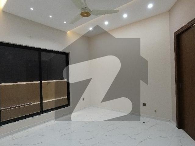 House Sized 3200 Square Feet Available In G 9/4