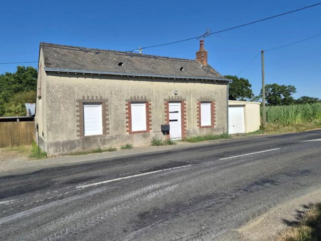 HOUSSAY ENTRE QUELAINES SAINT GAULT ET CHATEUA GONTIER MAISON DE 45 M2 HABITABLE AVEC 200 M2 DE DEPENDANCES