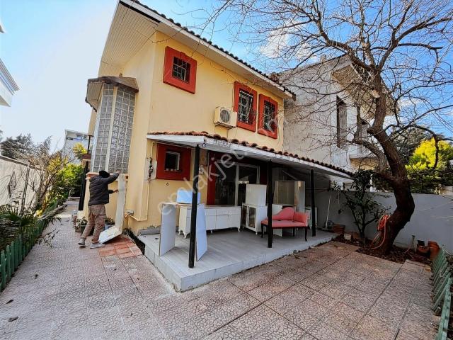 Hs'den Bornovada Nezih Sitede 4+2 Tripleks Müstakil Villa