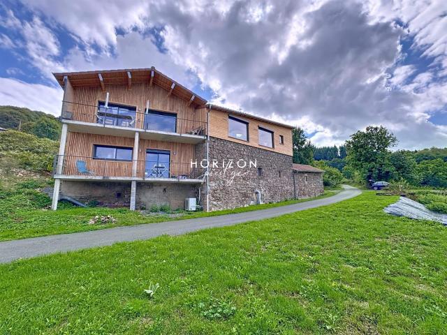 Ht Beaujolais: Ensemble de maisons en pierre 540m² Juliénas
