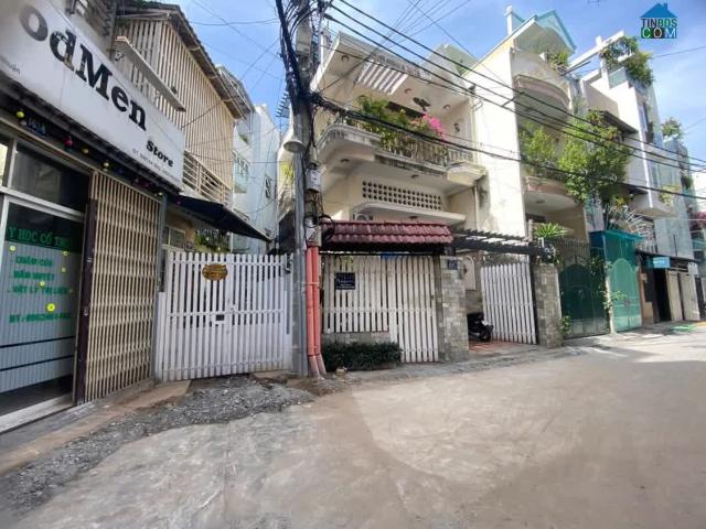 Huỳnh Văn Bánh Xe Hơi Đỗ Cổng Gần Mặt Tiền Nở Hậu Tài Lộc