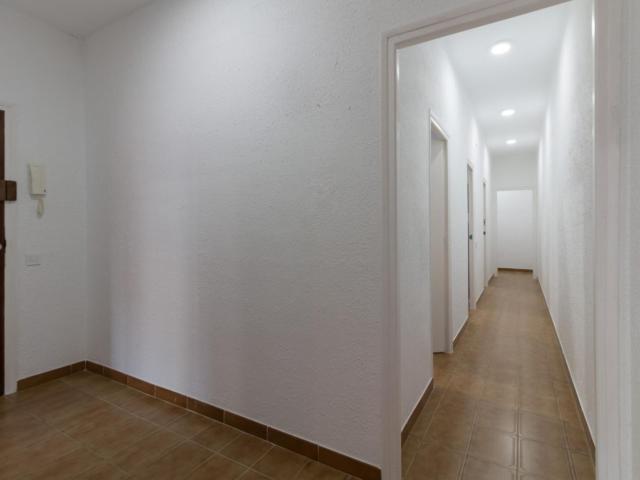 Humble single bedroom in Horta Guinardó