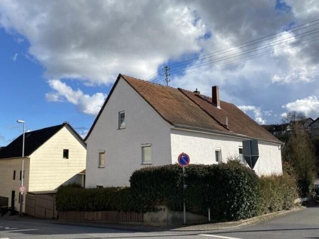 Hünstetten Wallrabenstein: Einfamilienhaus mit Nebengebäuden und wunderschönem Garten!