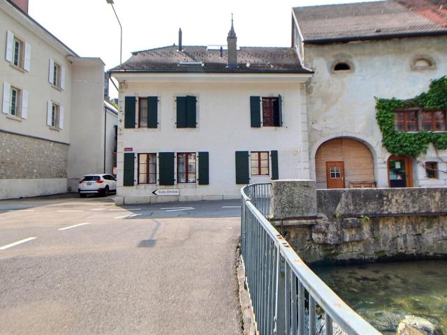 Hübsches halb belegtes Rentenhaus, das Haus besteht aus zwei Maisonette Wohnungen, von denen eine sofort zur Verfügung steht