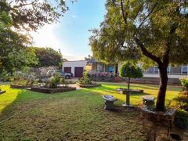 huge modern family home with loads o.