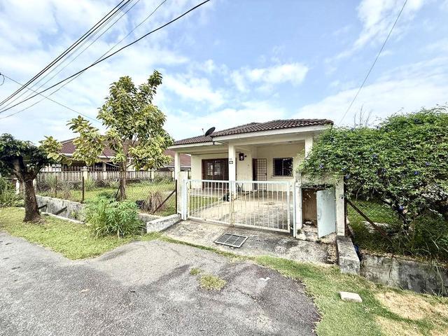 HUGE LAND 1 Storey Bungalow Taman Pinggiran Putra Seri Kembangan