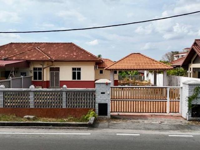 HUGE LAND GOOD LOCATION Semi D Single Storey Taman Sri Maharani Muar