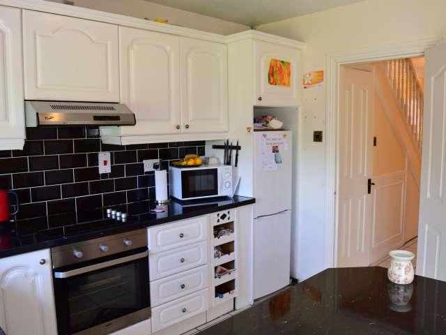 Huge room in 3 bedroom apartment in Tallaght, Dublin