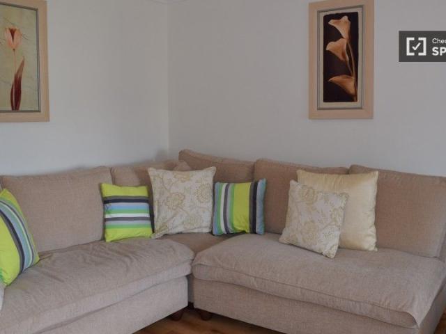 Huge room in 3 bedroom apartment in Tallaght, Dublin