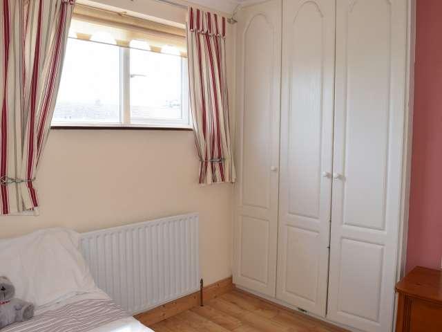 Huge room in 3 bedroom apartment in Tallaght, Dublin