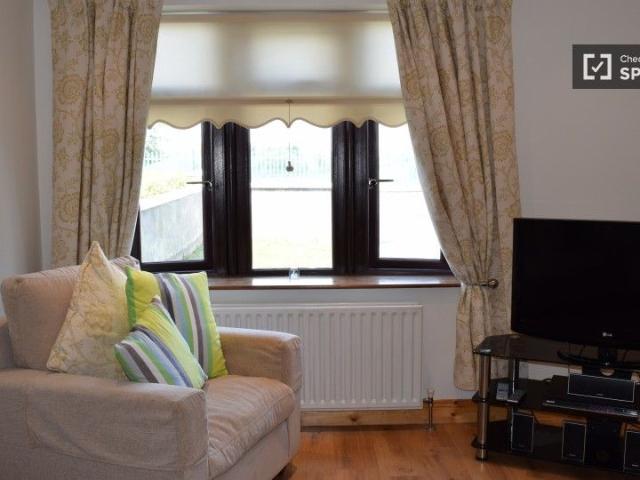 Huge room in 3 bedroom apartment in Tallaght, Dublin