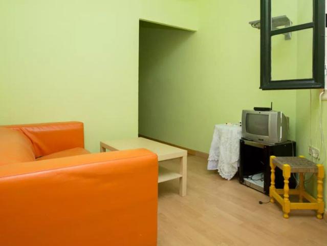Huge room with window view interior patio in shared apartment, Puerta del Sol