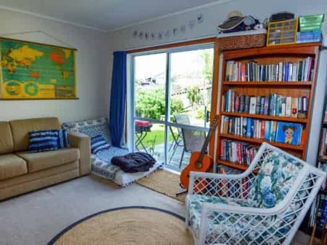 HUGE & SUNNY 5 BEDROOM HOME