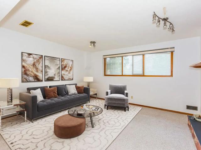 HUGE 1300 sq 2 bedroom Basement Suite in Oxford NW