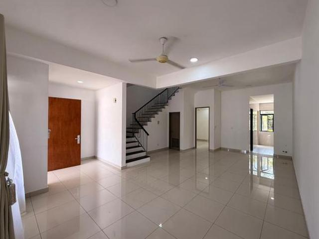 Huge 2 Storey Terraced Maple Residence In Cyberjaya With Aircond Full