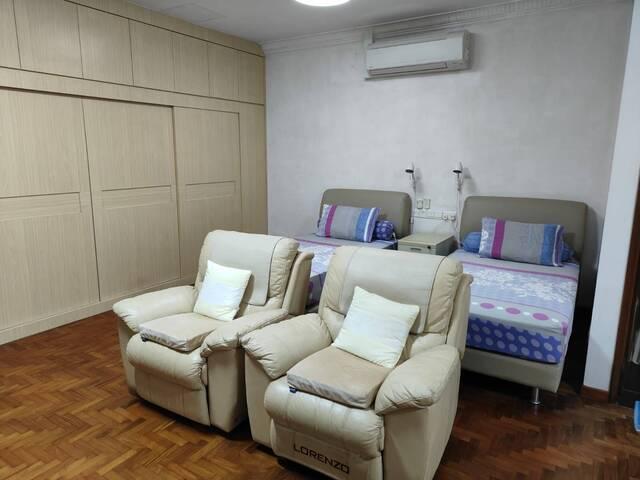Huge 500sqft Ensuite Room near NUS — Cleaning & Laundry Included