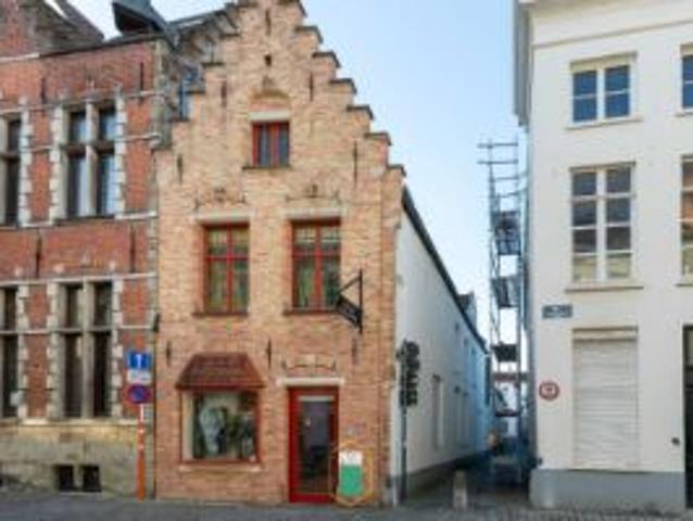 Huidig kapsalon in gerenoveerd mooi Brugs hoekpand met trap