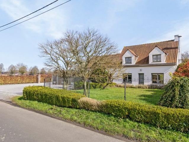 Huis met loods te koop in Beernem op een perceel van 2150m²