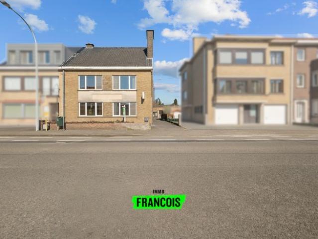 Huis met ruime loods te koop in Assebroek