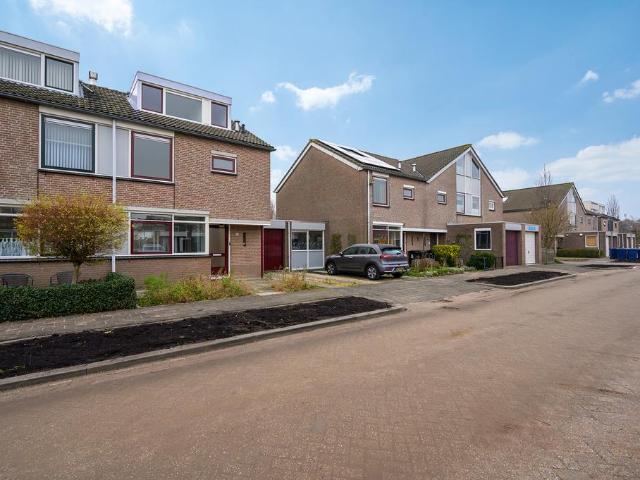 Huis te huur Alban Bergstraat in Almere voor € 2.400