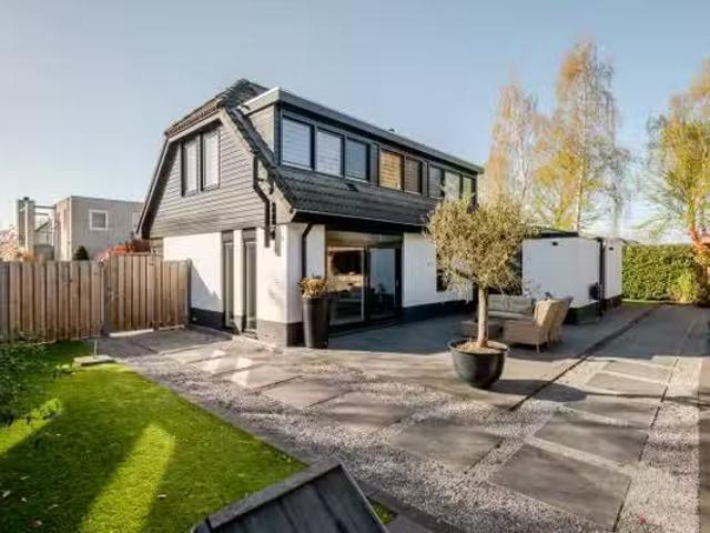 Huis te koop Kameleonstraat 21 in Almere voor € 975.000