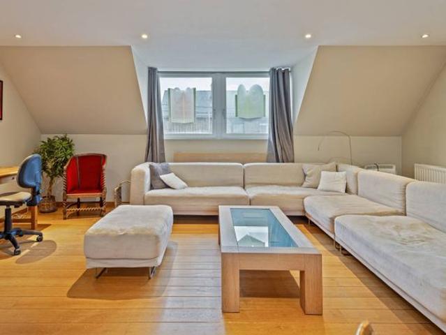 Huis/praktijk met veel potentieel gelegen te centrum Zweveze