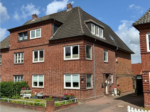HUSUM/NORDSEE zentrumsnah: Solides Wohnhaus mit 3 vermieteten Einheiten in beliebter ruhiger Lage!