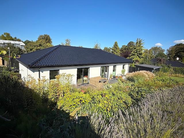 Hus ved Øresund med privat badebro