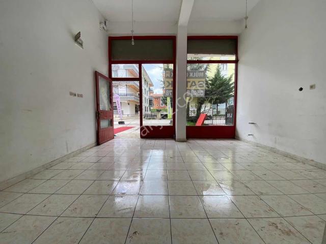 Hüseyingazi Göbek Pazar Yakını 30 M2 İskanlı Kepenkli Dükkan.
