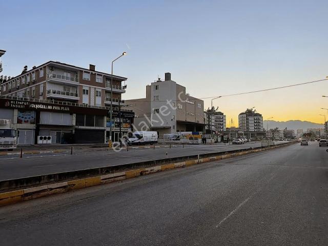 Hüsnü Karakaş'ta Satılık Cadde Üzeri Köşe Dükkan