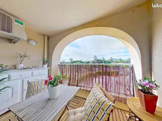 Hyères à 100 m du Port: Studio meublé avec terrasse loggia et place parking privé en sous sol sécurisé